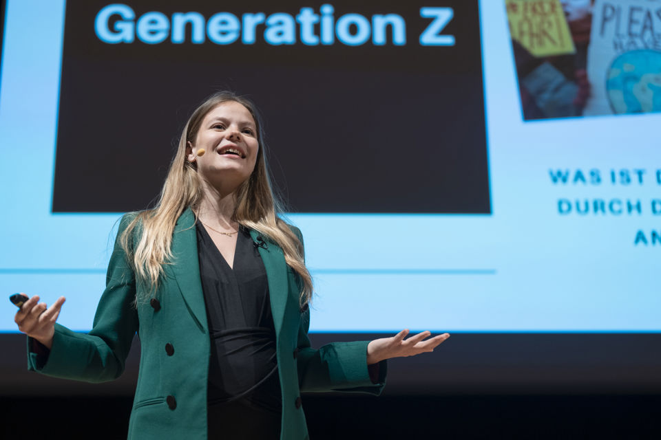 Yael Meier als Rednerin beim Konjunktur- und Trendforum Horizonte 2023 in Wil