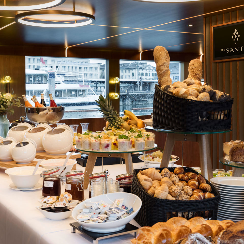 Reiches Brunch-Buffet auf einem Schiff der Bodensee-Schifffahrt