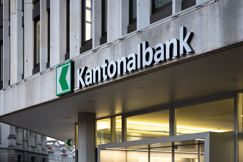 Das Logo und der Schriftzug der St.Galler Kantonalbank auf einem Gebäude