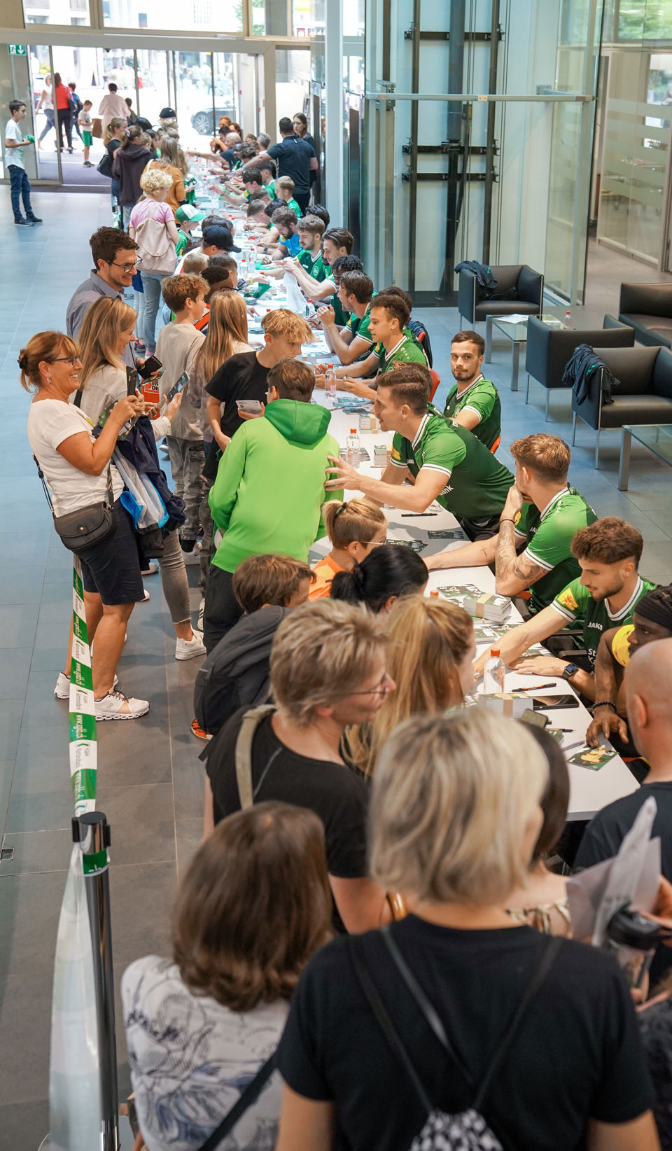 Foto von der Autogrammstunde 2022 des FC St. Gallen im Hauptsitz der St.Galler Kantonalbank 