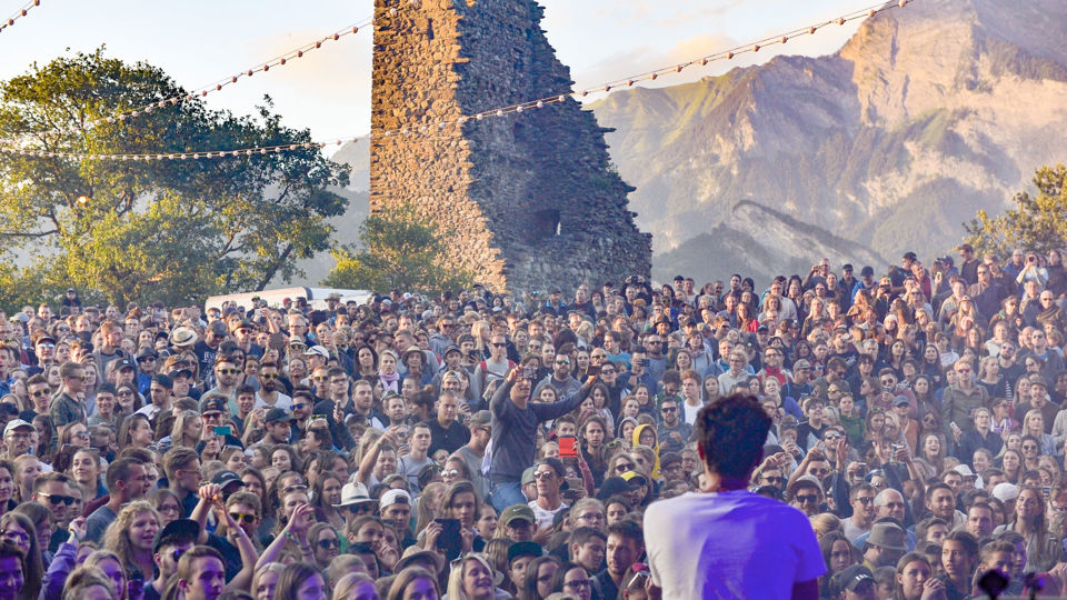 Blick auf Zuschauermenge am Quellrock Openair in Bad Ragaz