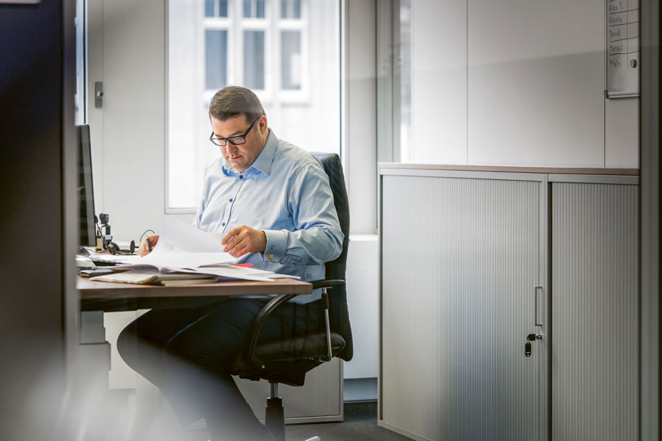 Foto von Alex Rinderknecht, Leiter Credit Office bei der St.Galler Kantonalbank, in seinem Büro