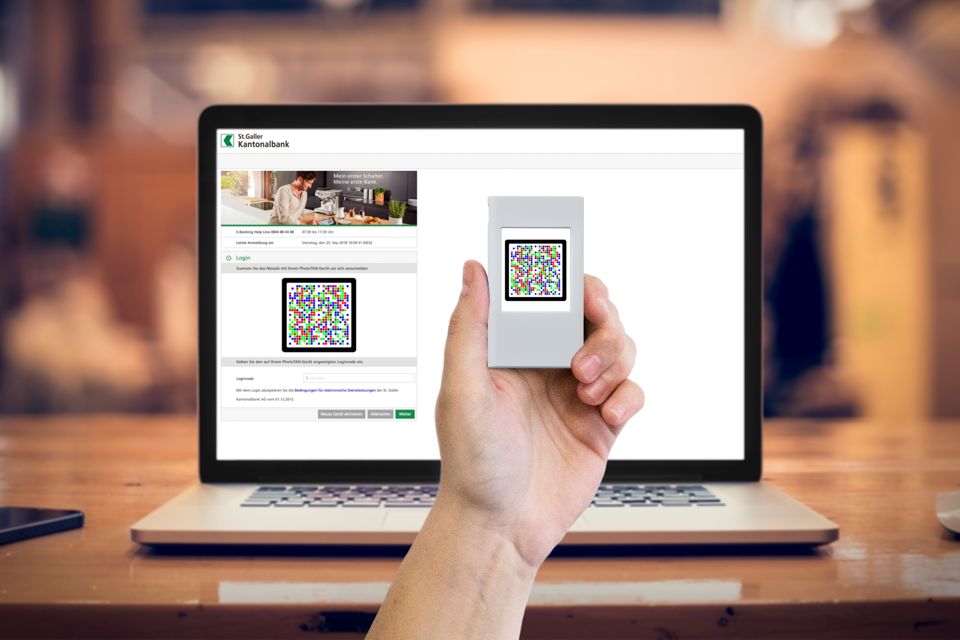 PhotoTan Lesegerät scant ein farbiges Mosaik für den E-Banking Login
