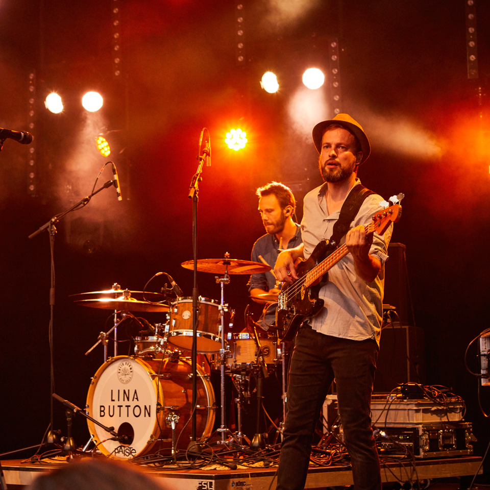 Eine Band bei einem Konzert im Sommer im Park Festival