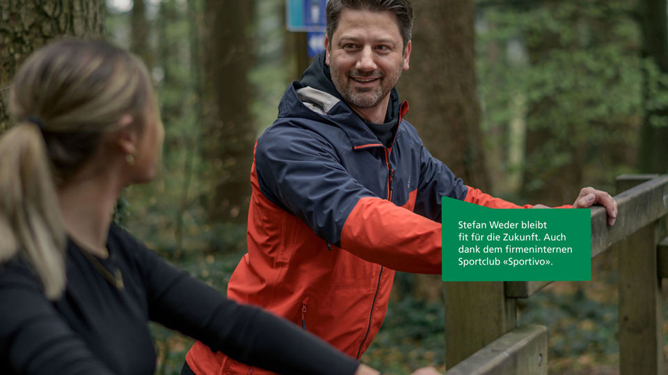 Stefan Weder trainiert draussen im Wald