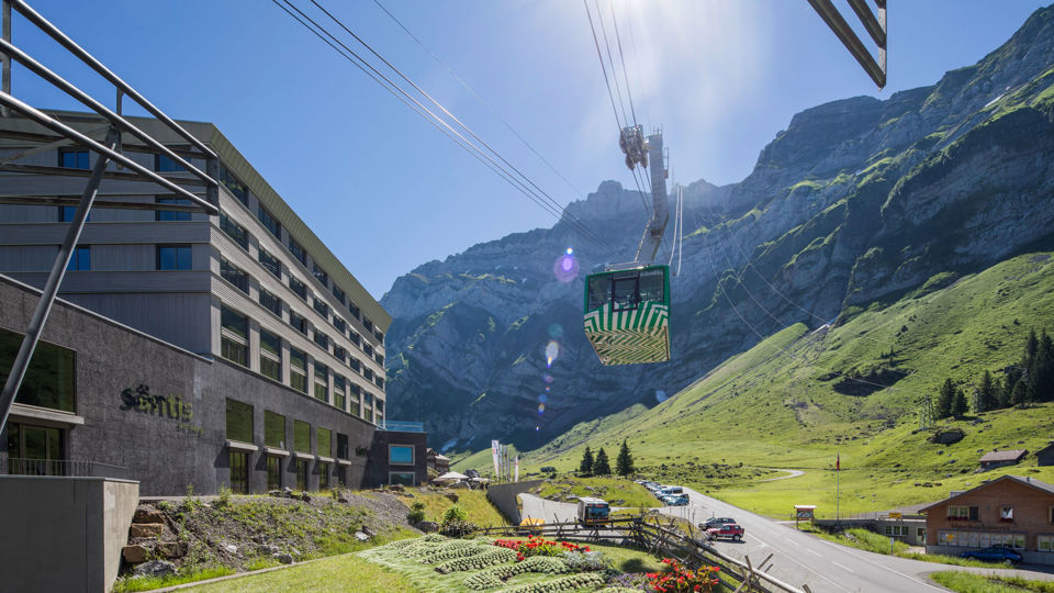 Blick auf eine aufsteigende Gondel der Säntis Schwebebahn