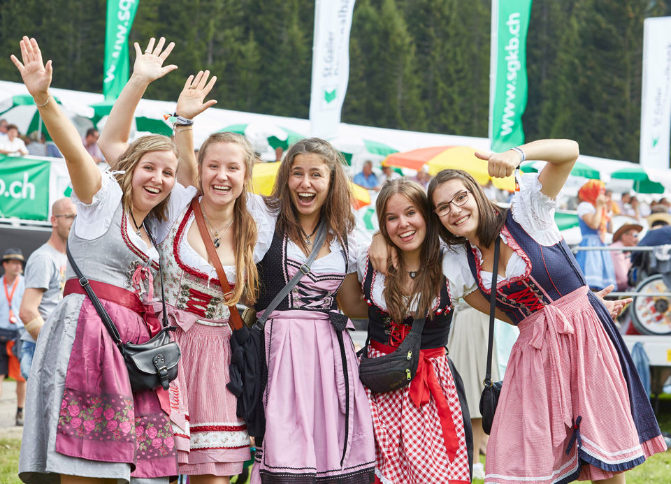 Eine Gruppe junger Frauen in Trachten beim Open Air Flumserberg