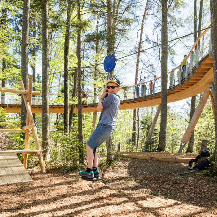 Kind im Seilpark beim Baumwipfelpfad im Neckertal