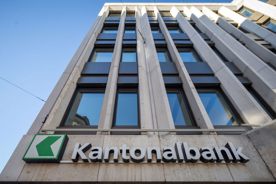 Das Logo und der Schriftzug der St.Galler Kantonalbank auf einem Gebäude
