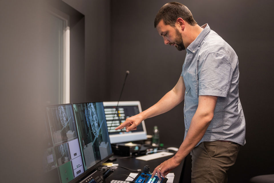 Einblick in die Regie und das Studio für Video- und Audioaufnahmen der St.Galler Kantonalbank