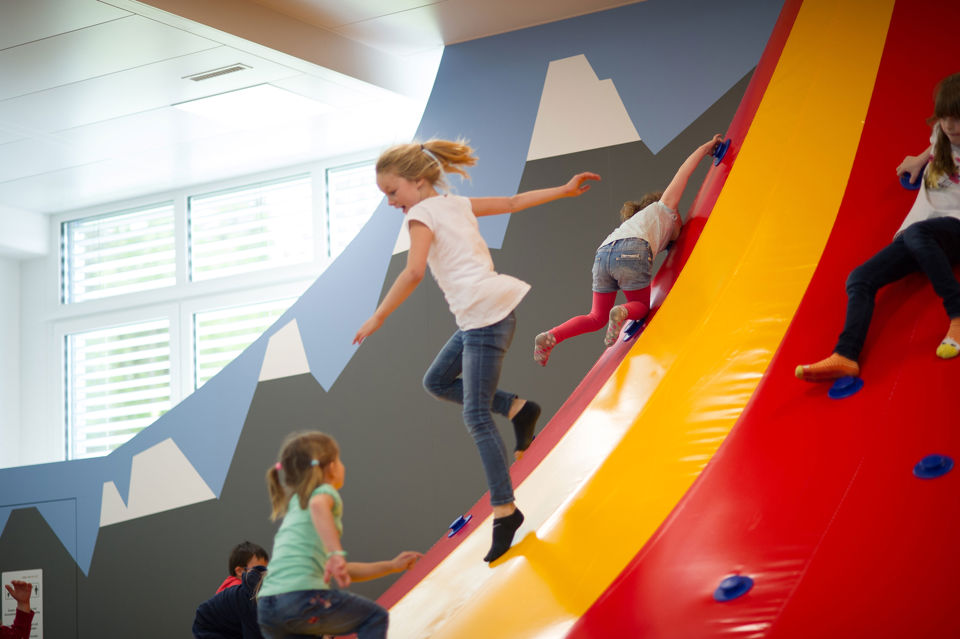 Kinder spielen im Appenzellerpark