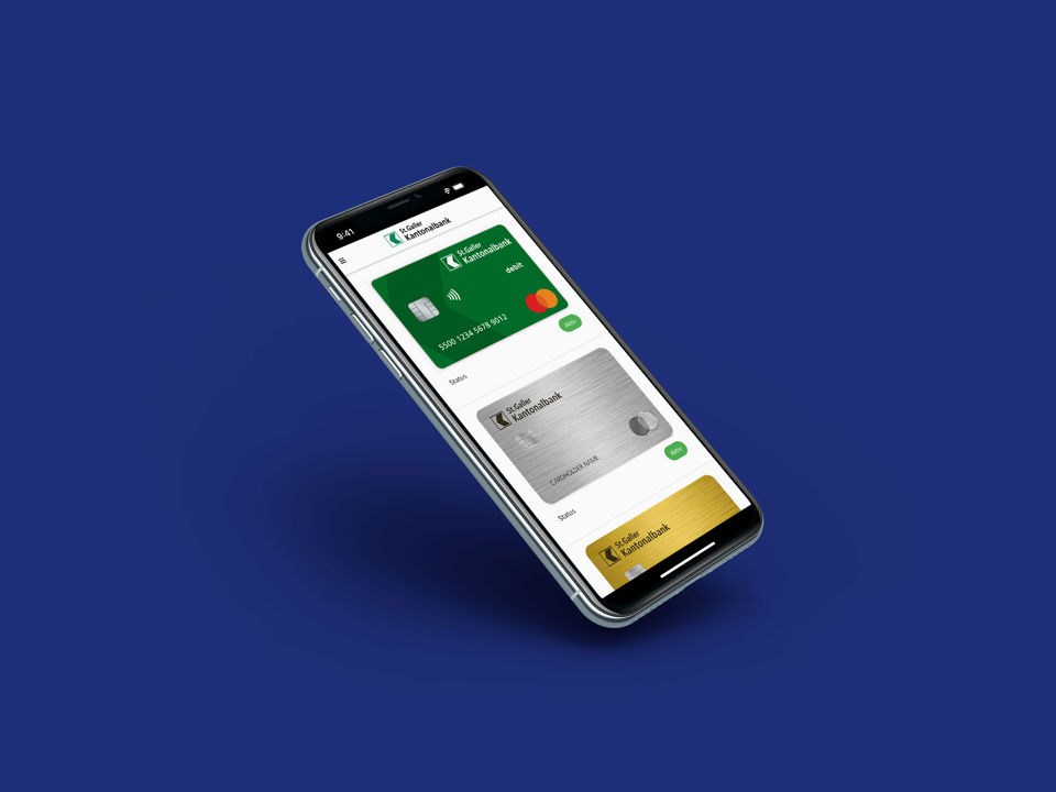 Smartphone mit geöffneter Kartenverwaltung in der App der St.Galler Kantonalbank