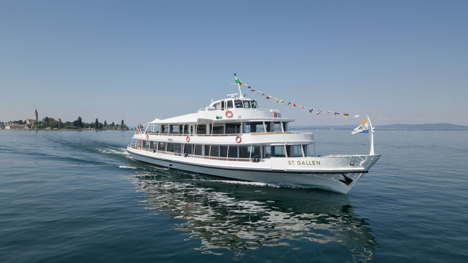 Schiff St.Gallen bei schönem Wetter auf dem Bodensee