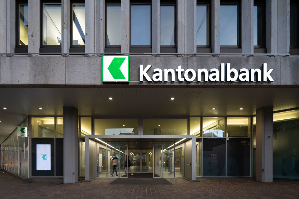 Das Logo und der Schriftzug der St.Galler Kantonalbank auf einem Gebäude
