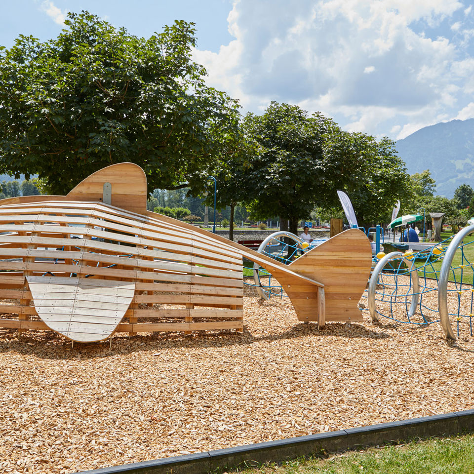 Spielplatz mit einem grossen Kletterfisch als Teil des Spielerlebnis Walensee