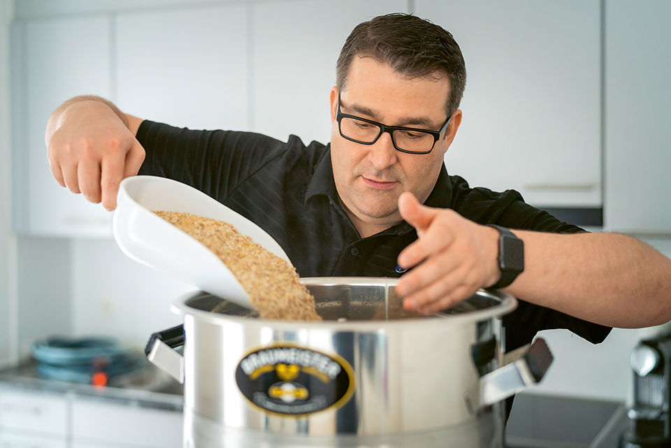 Foto von Alex Rinderknecht, Leiter Credit Office bei der St.Galler Kantonalbank, beim Bierbrauen.