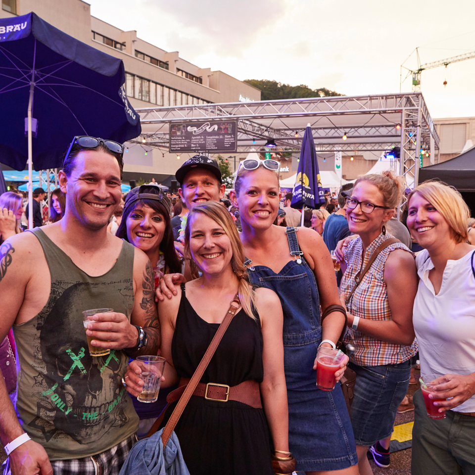 Einige Festivalbesucher am Sommer im Park Festival