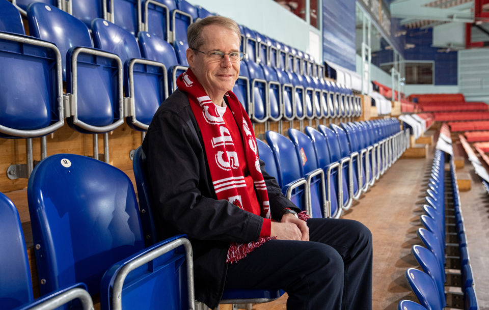 Christian Schmid, Präsident der Geschäftsleitung der SGKB, in der SGKB Arena mit Fan-Schal der Lakers